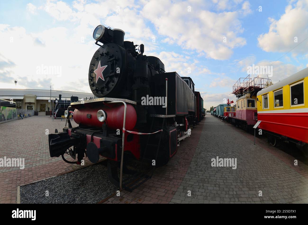 Foto del vecchio nero locomotive a vapore della Unione Sovietica. Forte distorsione dalla lente fisheye Foto Stock