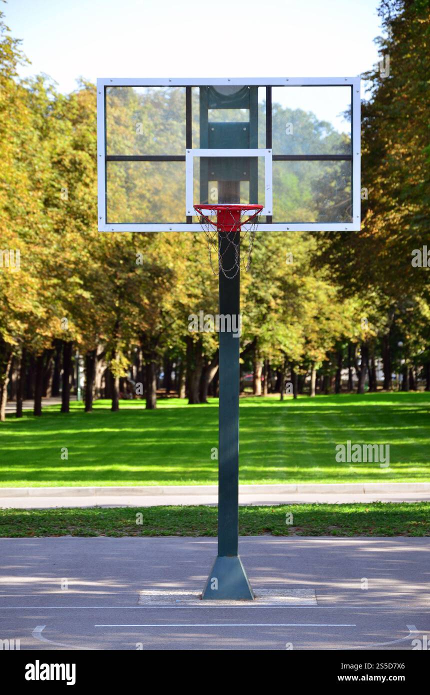 Empty street basketball. Per concetti come sport ed esercizio e uno stile di vita sano Foto Stock