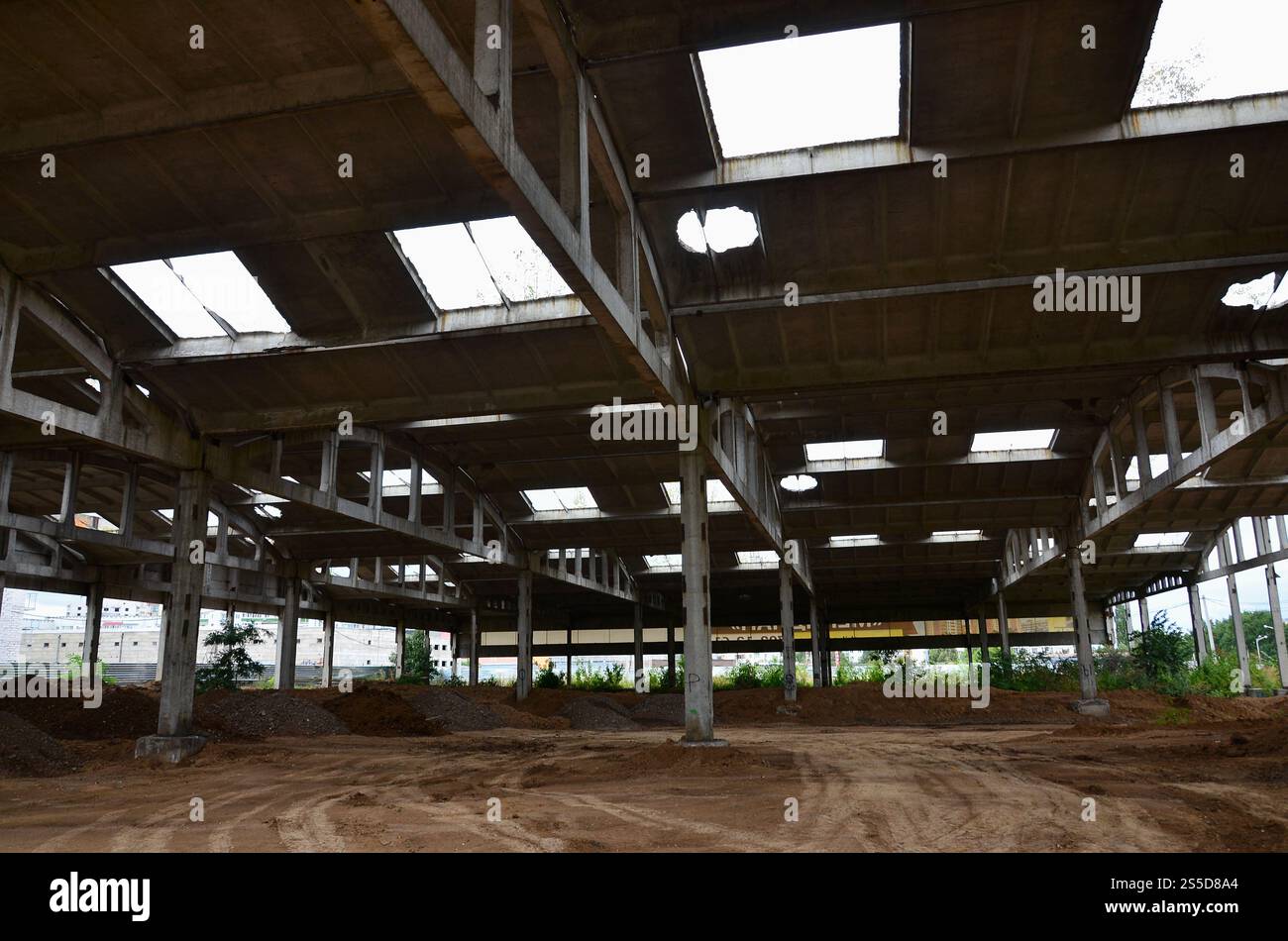 Immagine di panorama di un industriale abbandonato hangar con un tetto danneggiato. Foto sulla lente grandangolare Foto Stock