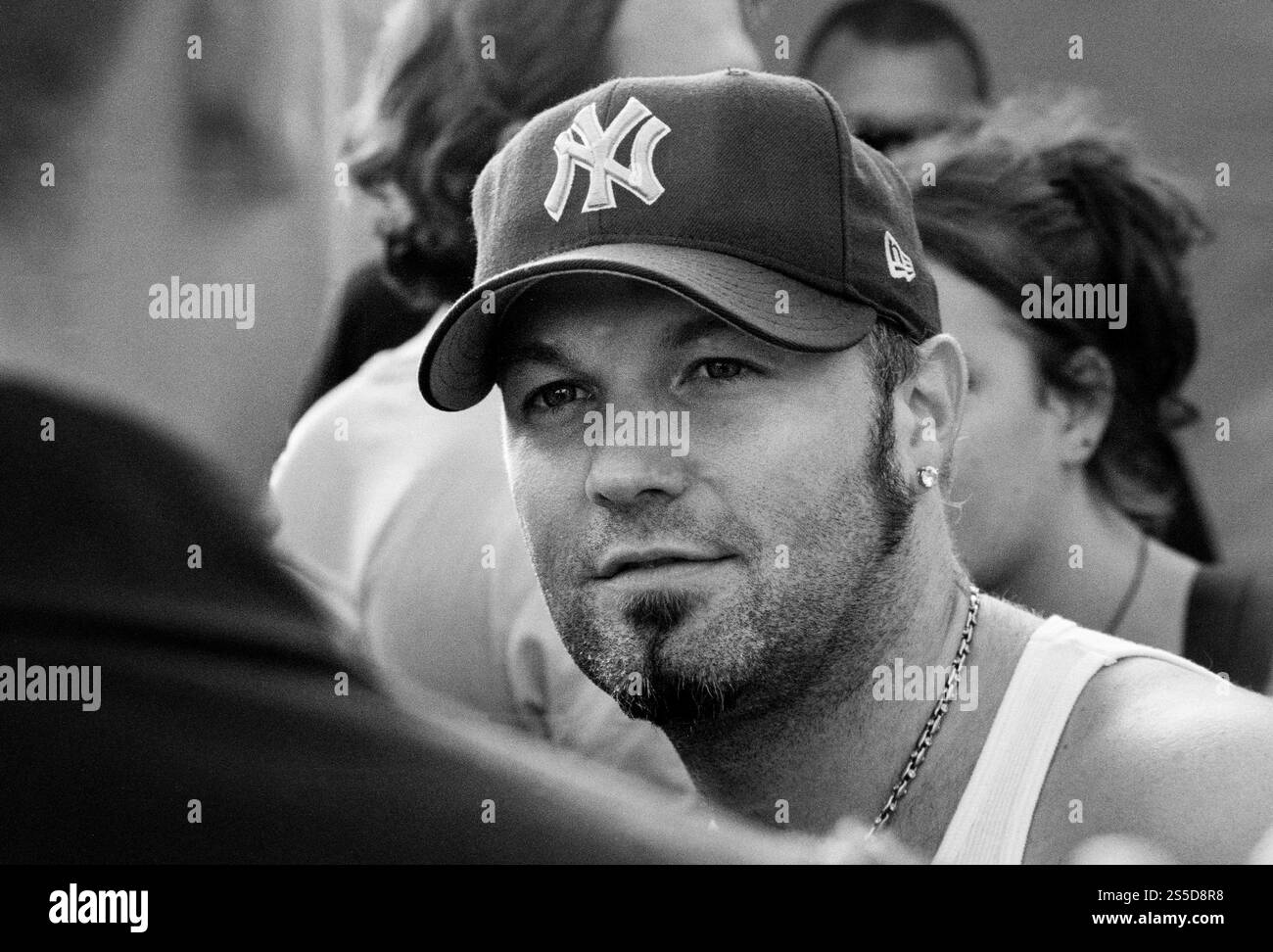 FRED DURST, LIMP BIZKIT, YOUNG, READING FESTIVAL, 2000: Fred Durst dei pionieri del nu-metal americano Limp Bizkit dietro le quinte sul palco principale al Reading Festival, Reading, Regno Unito, il 25 agosto 2000. Foto: Rob Watkins. INFO: Limp Bizkit è un gruppo nu-metal statunitense formatosi nel 1994, noto per la loro fusione di rap, rock e riff pesanti. Guidati da Fred Durst, hanno ottenuto un enorme successo con successi come "Rollin" e altri significativi, definendo l'era del nu-metal. Foto Stock