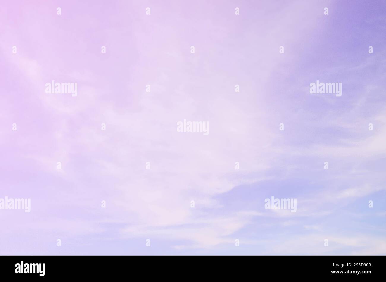 Spazio celeste di colore blu con molte spesse nuvole bianche. Immagine di sfondo di un cielo nuvoloso che mostra condizioni meteorologiche favorevoli. Una foto di un luminoso e. Foto Stock