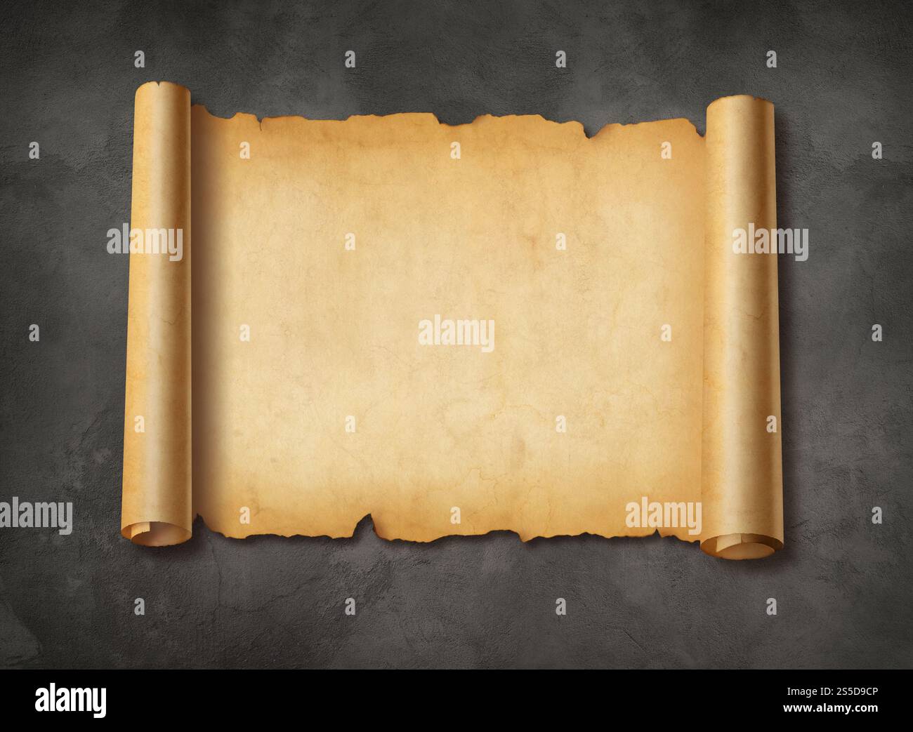 Vecchio foglio di carta medievale. Scorrimento pergamena orizzontale su sfondo di parete in cemento. Vecchio foglio di carta medievale. Scorrimento pergamena orizzontale su a. Foto Stock