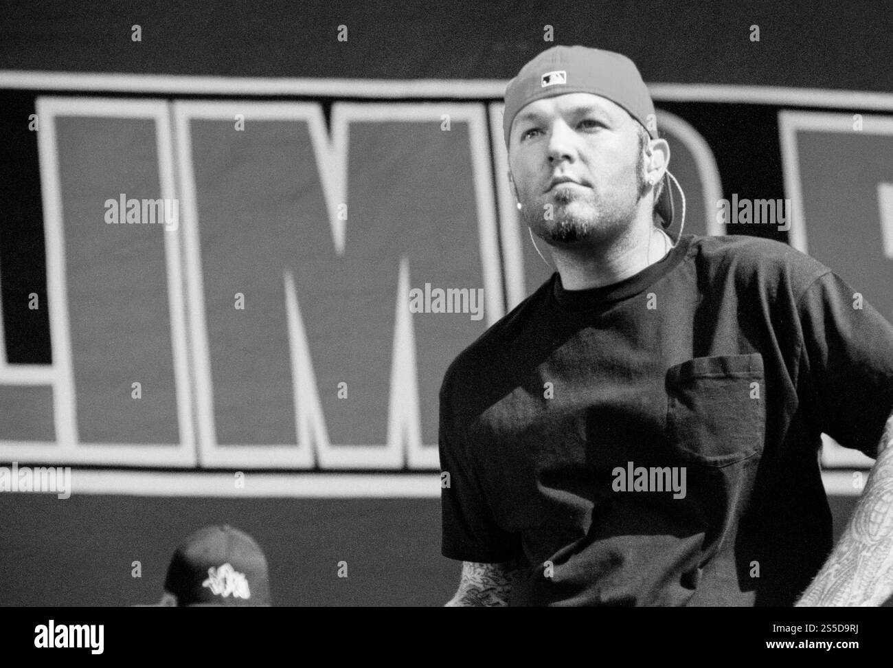 FRED DURST, LIMP BIZKIT, YOUNG, READING FESTIVAL, 2000: Fred Durst dei pionieri del nu-metal americano Limp Bizkit che suonano il Main Stage al Reading Festival, Reading, Regno Unito, il 25 agosto 2000. Foto: Rob Watkins. INFO: Limp Bizkit è un gruppo nu-metal statunitense formatosi nel 1994, noto per la loro fusione di rap, rock e riff pesanti. Guidati da Fred Durst, hanno ottenuto un enorme successo con successi come "Rollin" e altri significativi, definendo l'era del nu-metal. Foto Stock