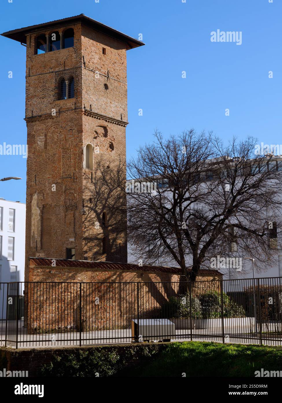 Piazza Tomasi di Lampedusa, piazza storica di Milano, Lombardia, Italia, con le rovine del Palazzo Imperiale Romano e la casa Gorani con la sua torre Foto Stock