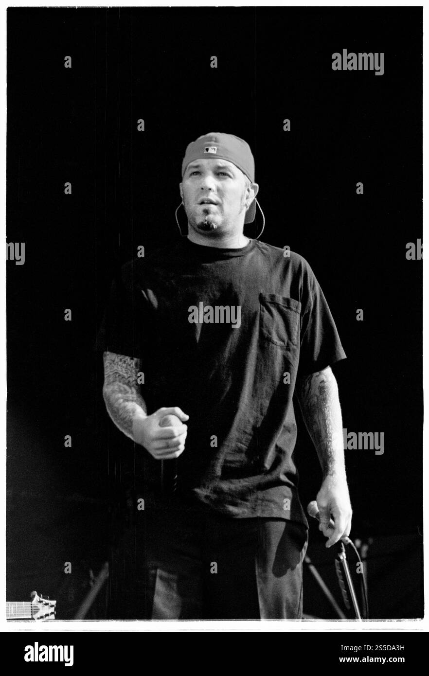 FRED DURST, LIMP BIZKIT, YOUNG, READING FESTIVAL, 2000: Fred Durst dei pionieri del nu-metal americano Limp Bizkit che suonano il Main Stage al Reading Festival, Reading, Regno Unito, il 25 agosto 2000. Foto: Rob Watkins. INFO: Limp Bizkit è un gruppo nu-metal statunitense formatosi nel 1994, noto per la loro fusione di rap, rock e riff pesanti. Guidati da Fred Durst, hanno ottenuto un enorme successo con successi come "Rollin" e altri significativi, definendo l'era del nu-metal. Foto Stock