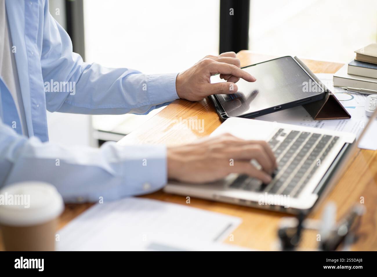 E learning studente online VDO Call Conference lavoro da casa lavoro remoto conversazione chat online su laptop webcam conferenza lavoro con tablet social Foto Stock