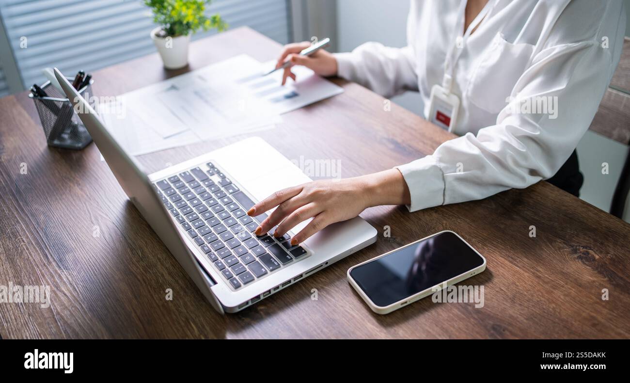 Donna che lavora utilizzando un computer portatile e digita le mani sulla tastiera. scrivere un blog. Lavorare a casa è a portata di mano macchina da scrivere. Foto Stock