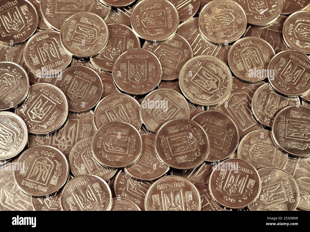 Una grande pila di monete da una banca Ucraina. Monete di tipo ucraino: Kopeck. Concetto per affari bancari, tasse, debito, prezzi e altri aspetti finanziari Foto Stock