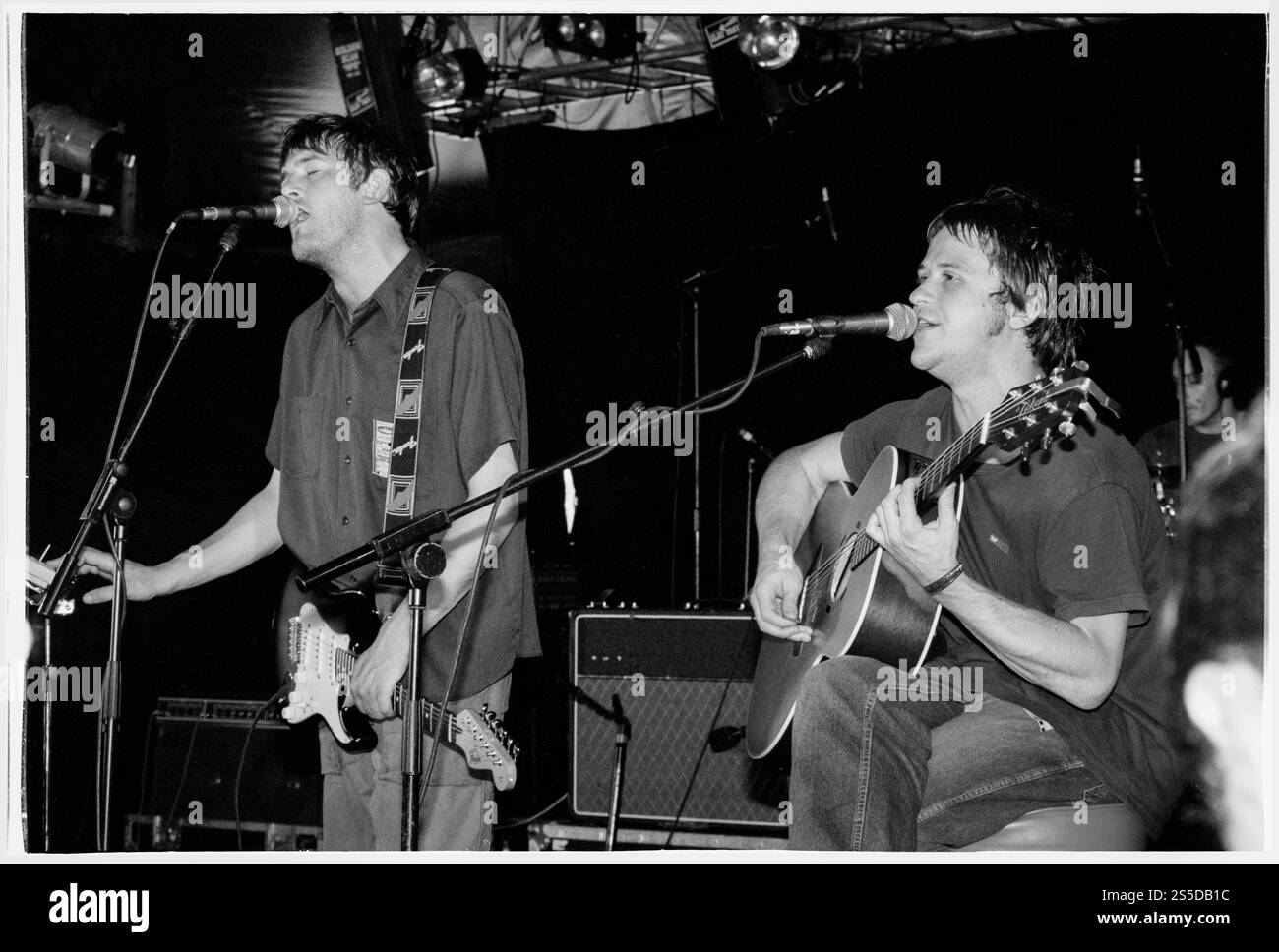 GUY GARVEY, GOMITO, GIOVANE, 2001: Un giovanissimo cantante Guy Garvey e il chitarrista Mark Potter della rock band britannica Elbow che suonano dal vivo befoer l'uscita del loro album di debutto "Asleep in the Back" al Reading Festival, Reading, Regno Unito, il 25 agosto 2000. Foto: Rob Watkins. INFO: INFO: Elbow, una rock band britannica formatasi nel 1997 a Manchester, affascina il pubblico con i loro testi emozionali e melodie tematiche. Successi come "One Day Like This" mettono in risalto il loro suono distintivo, guadagnandosi il plauso della critica e una base di fan dedicata in tutto il mondo. Foto Stock
