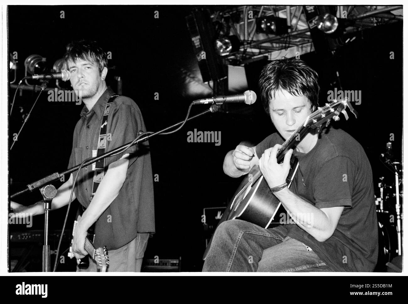 GUY GARVEY, GOMITO, GIOVANE, 2001: Un giovanissimo cantante Guy Garvey e il chitarrista Mark Potter della rock band britannica Elbow che suonano dal vivo befoer l'uscita del loro album di debutto "Asleep in the Back" al Reading Festival, Reading, Regno Unito, il 25 agosto 2000. Foto: Rob Watkins. INFO: INFO: Elbow, una rock band britannica formatasi nel 1997 a Manchester, affascina il pubblico con i loro testi emozionali e melodie tematiche. Successi come "One Day Like This" mettono in risalto il loro suono distintivo, guadagnandosi il plauso della critica e una base di fan dedicata in tutto il mondo. Foto Stock