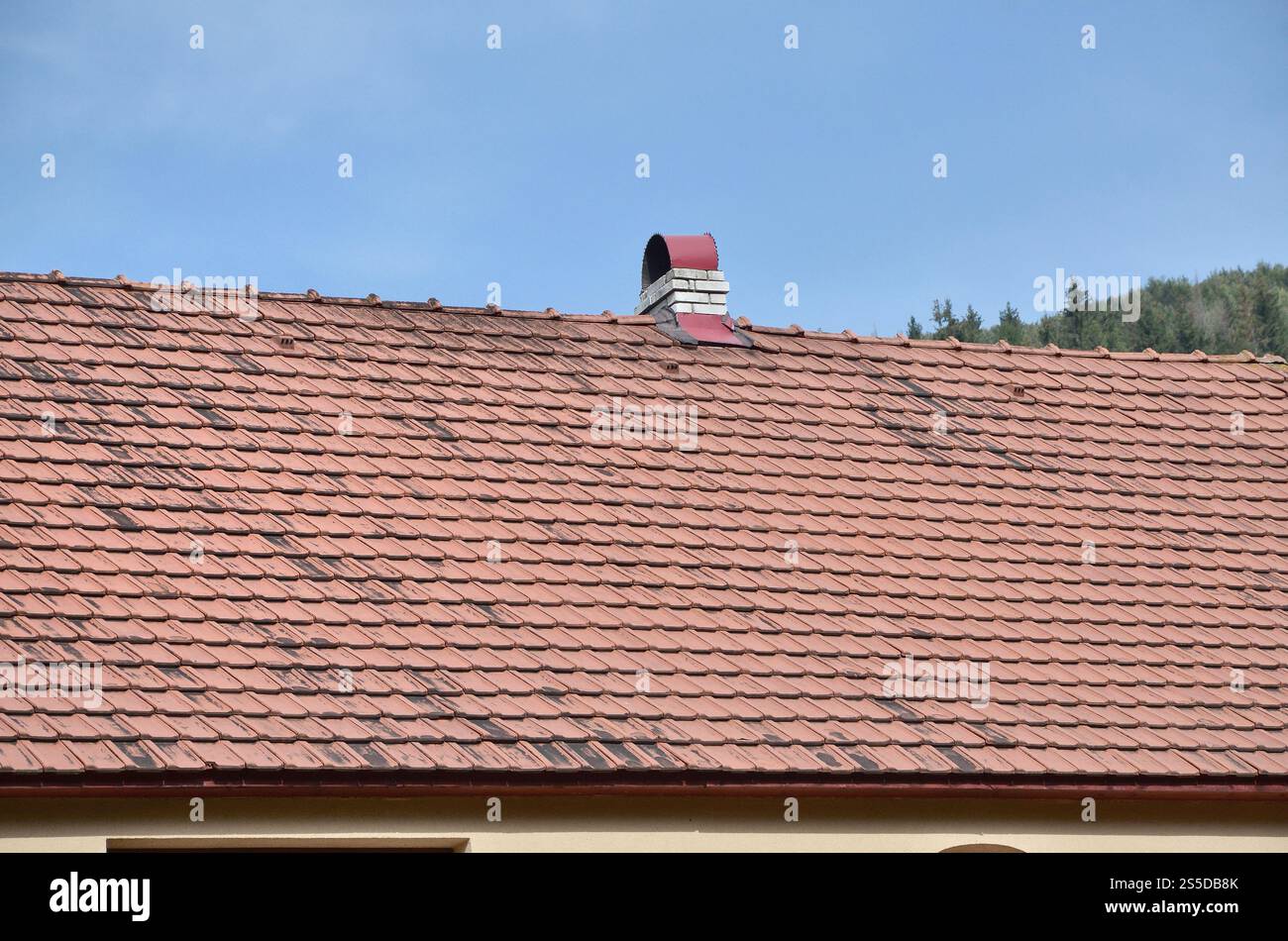Il tetto di questa piazza e piastrelle di ceramica è rosso. Il vecchio tipo di rivestimento del tetto in ricche case del XIX secolo Foto Stock