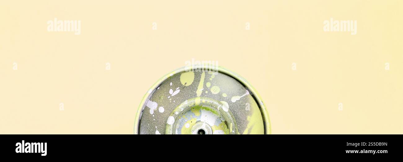 Unico utilizzato bomboletta spray per graffiti disegno giace su un color pastello sfondi. Arte di strada il concetto di pittura. Minima laici piana. Vista superiore Foto Stock