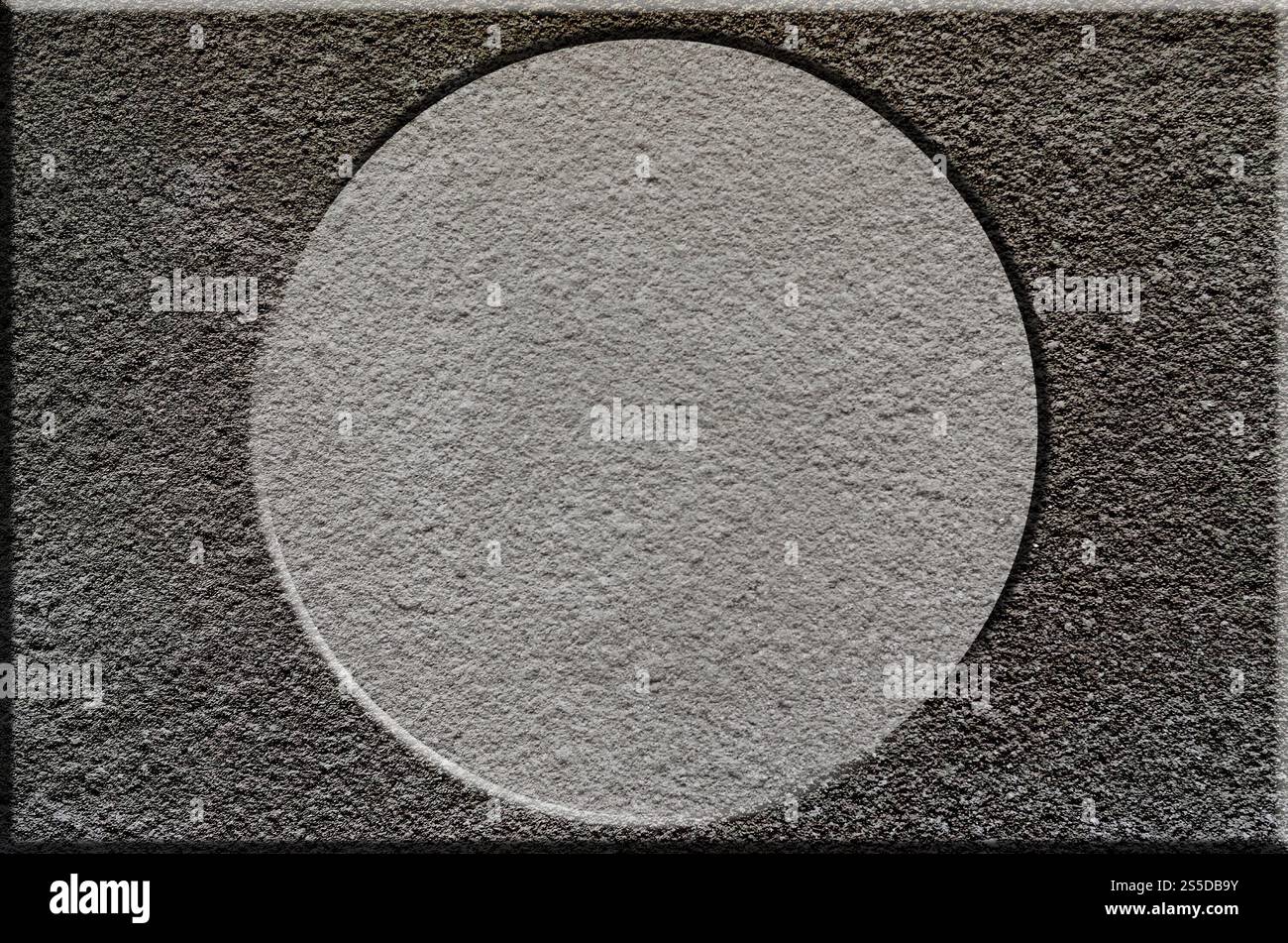 Consistenza della superficie in calcestruzzo grezzo con porzioni evidenziate in grigio voluminose che possono essere osservate all'esposizione alla luce. Preparazione allo sfondo Foto Stock