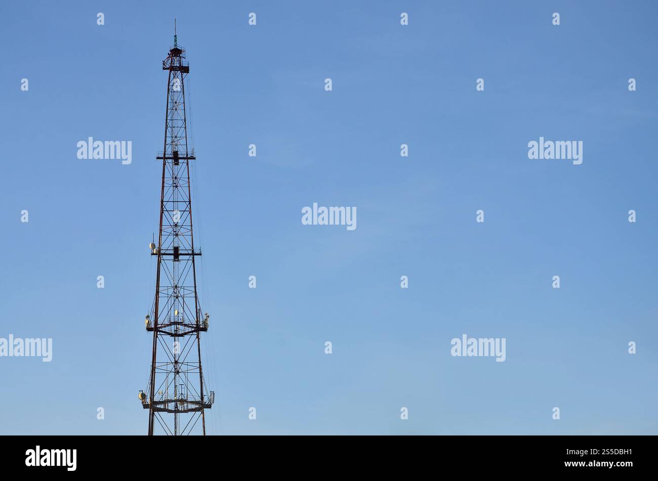 Torre di comunicazione radio contro un cielo blu senza nuvole. Background astratto associato alle tecnologie radio, la comunicazione wireless mobile. Foto Stock