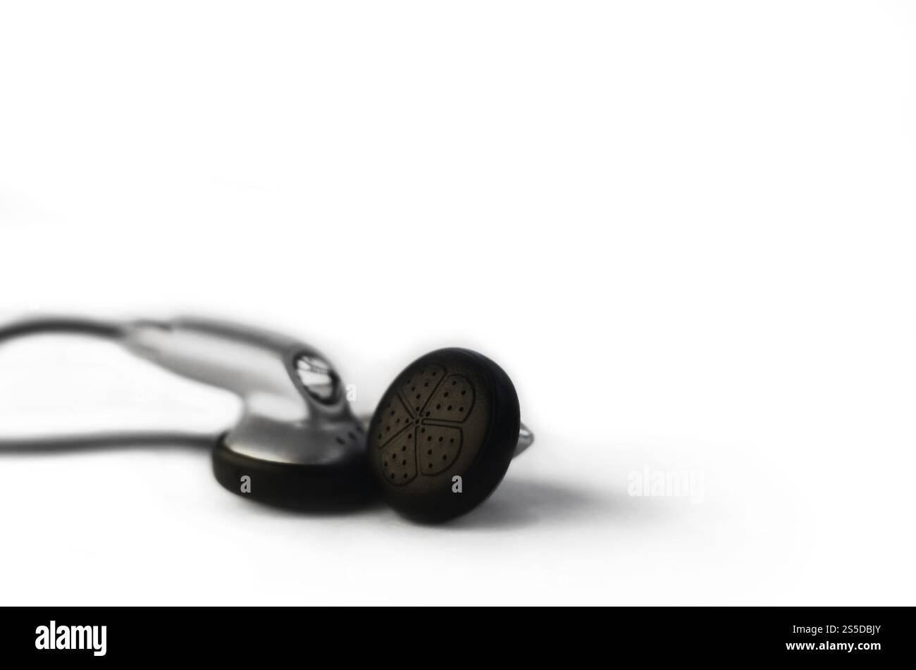 Cuffie di piccole dimensioni isolate su sfondo bianco. Concetto di ascolto musicale. Auricolari isolati su bianco Foto Stock
