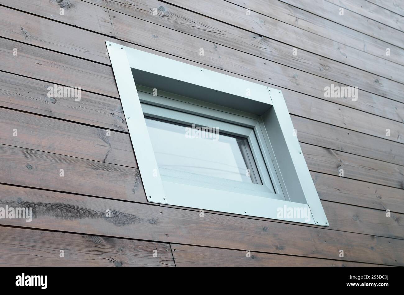 Finestra in PVC di plastica in una moderna facciata passiva in legno. Le finestre in PVC sono il numero uno all'interno dell'azienda per l'efficienza energetica. Nuova finestra in PVC in plastica Foto Stock