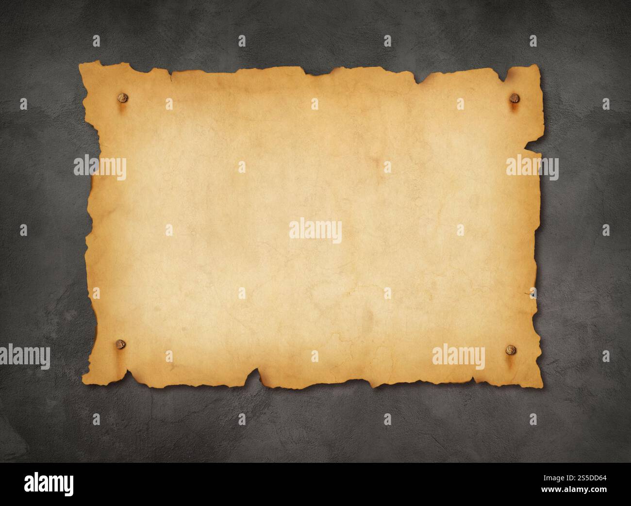 Vecchio foglio di carta medievale. Scorrimento pergamena orizzontale su sfondo di parete in cemento. Vecchio foglio di carta medievale. Scorrimento pergamena orizzontale su a. Foto Stock