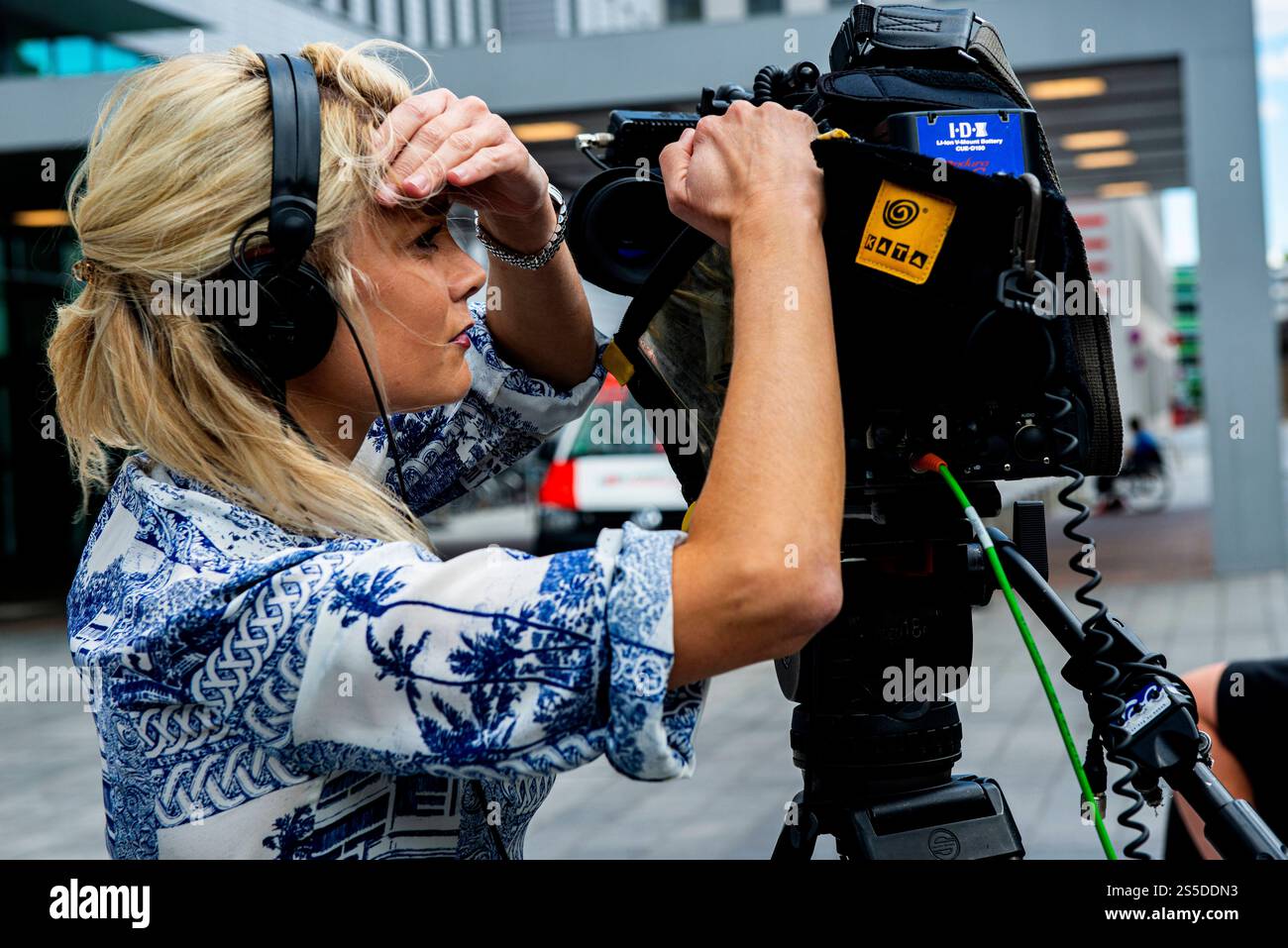 Media che lavorano sull'argomento Berlino, Germania. Media Professional e giornalista esaminano le sue riprese video sullo schermo di una fotocamera subito dopo aver fatto un nuovo supposto sul numero di Alexej Navalny al Charite Hospital. Berlin Charite University Hospital Berlino Germania Copyright: XGuidoxKoppesxPhotox Foto Stock