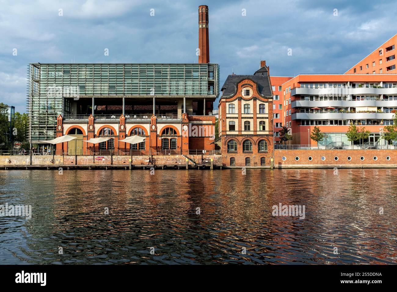 Il fiume Sprea Berlino, Germania. Vista sul fiume Sprea vicino a Friedrichshain, diventando una splendida destinazione di viaggio. Berlin Spree / Friedrichshain Berlino Germania Copyright: XGuidoxKoppesxPhotox Foto Stock