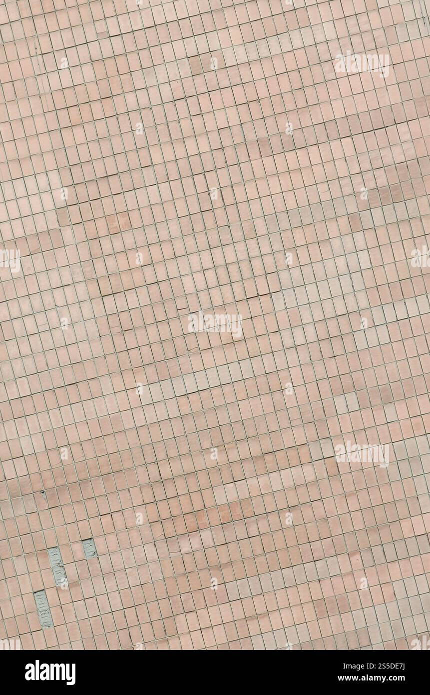 Vecchie piastrelle murali beige sovietiche. La texture della classica piastrella esterna, che fu rivisitata dagli edifici durante i tempi dell'Unione Sovietica Foto Stock