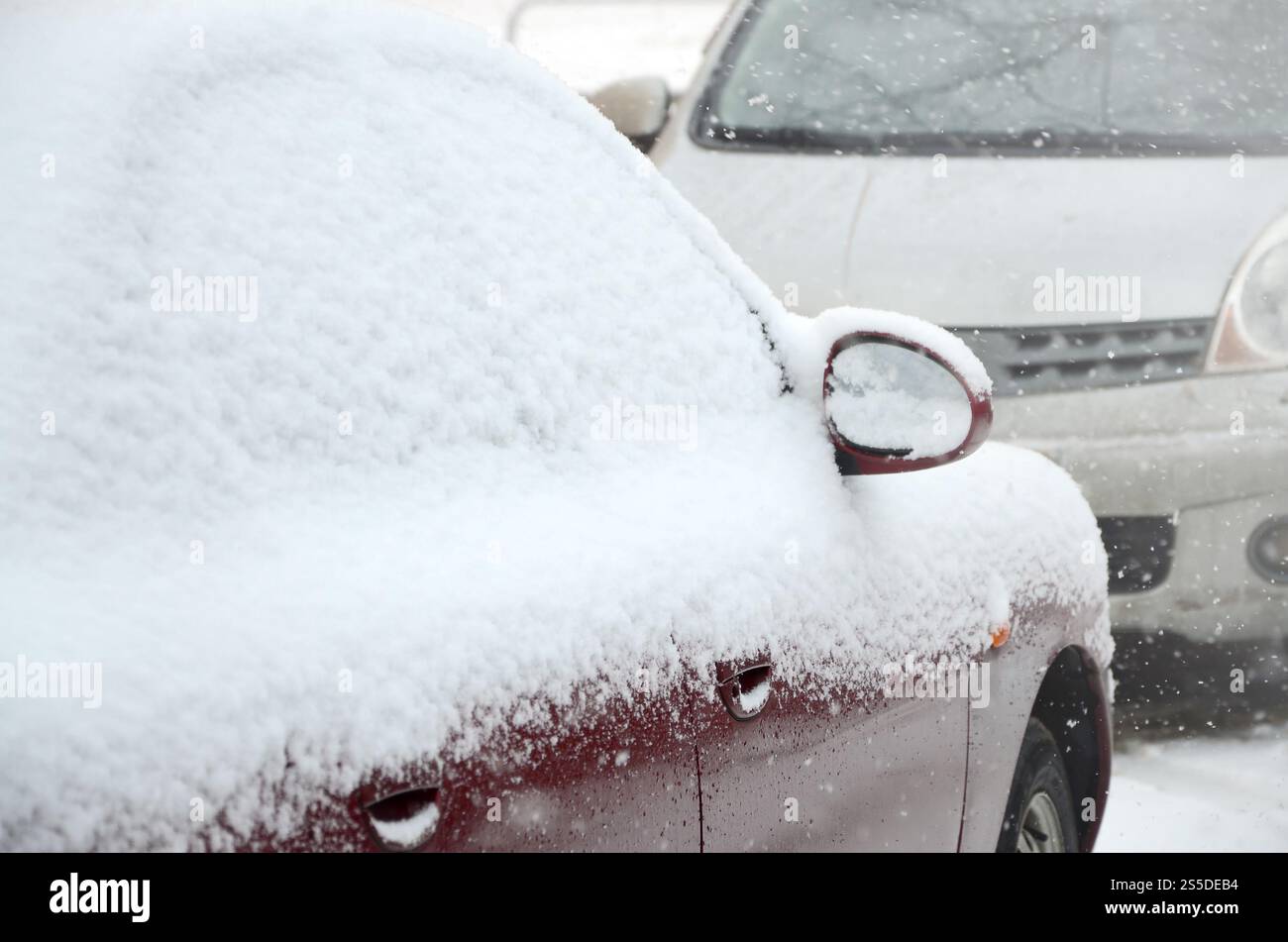 Frammenti di automobili parcheggiate ricoperte di neve Foto Stock