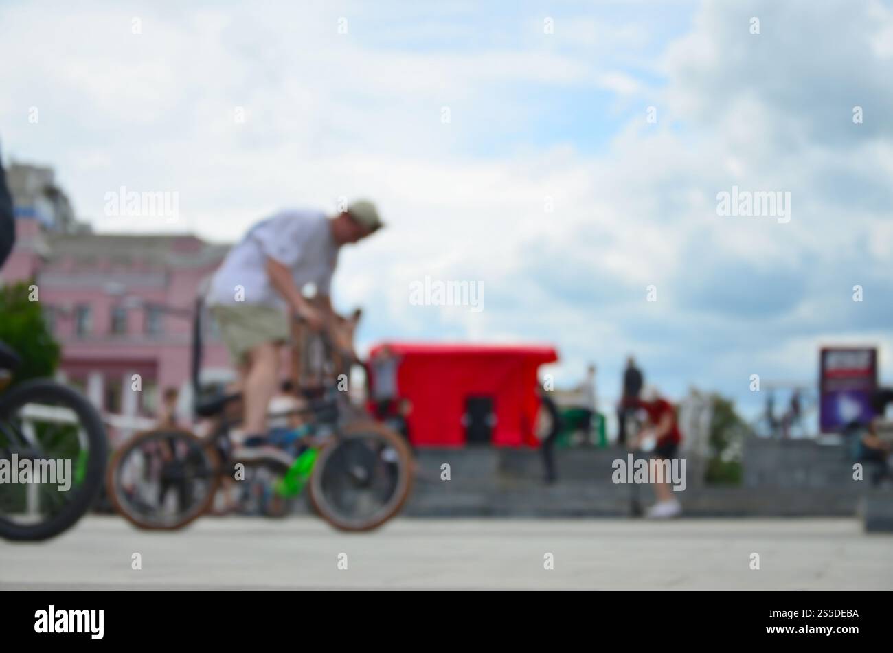 Immagine sfocata di un sacco di persone con bici bmx. Incontro di appassionati di sport estremi Foto Stock