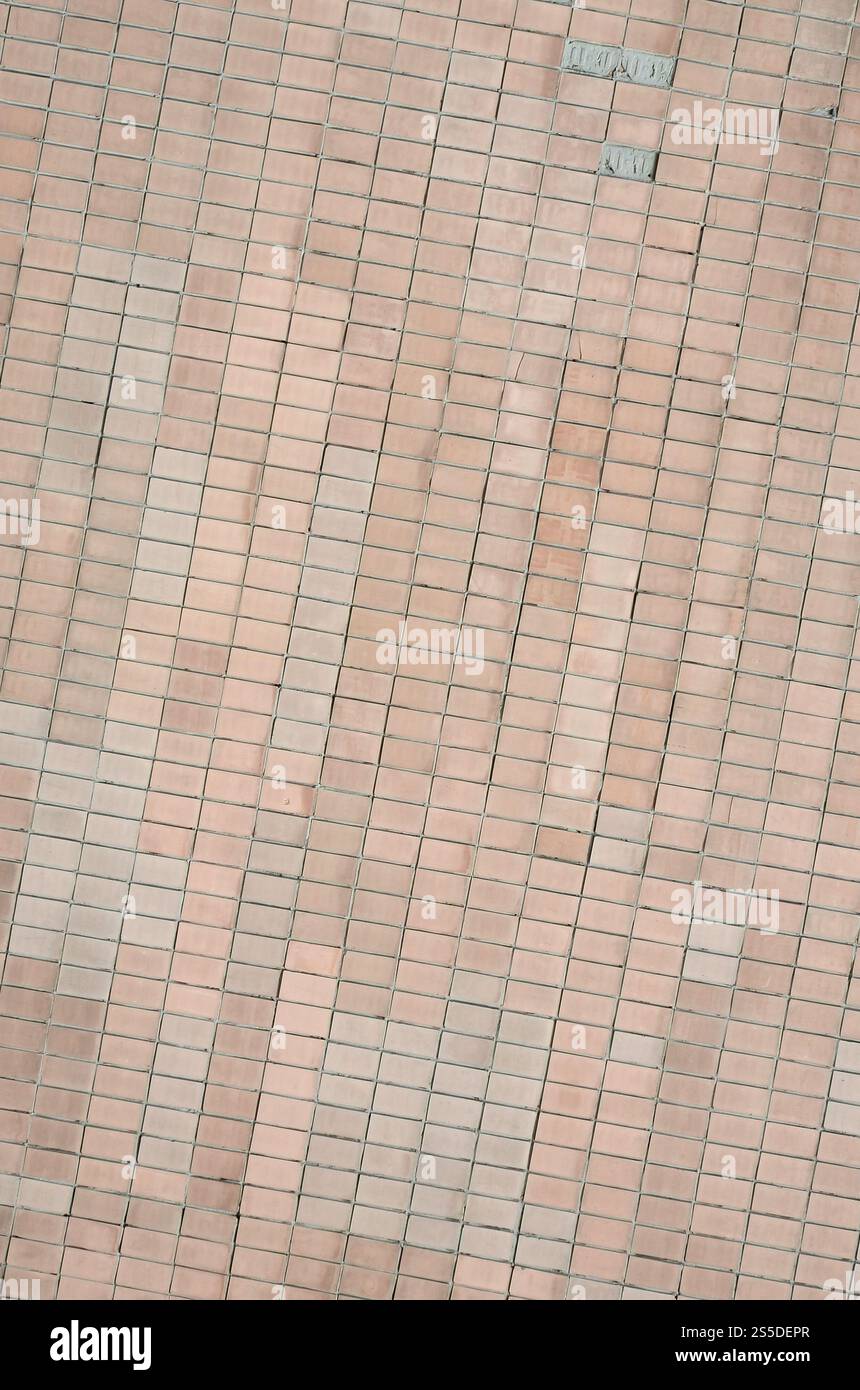 Vecchie piastrelle murali beige sovietiche. La texture della classica piastrella esterna, che fu rivisitata dagli edifici durante i tempi dell'Unione Sovietica Foto Stock