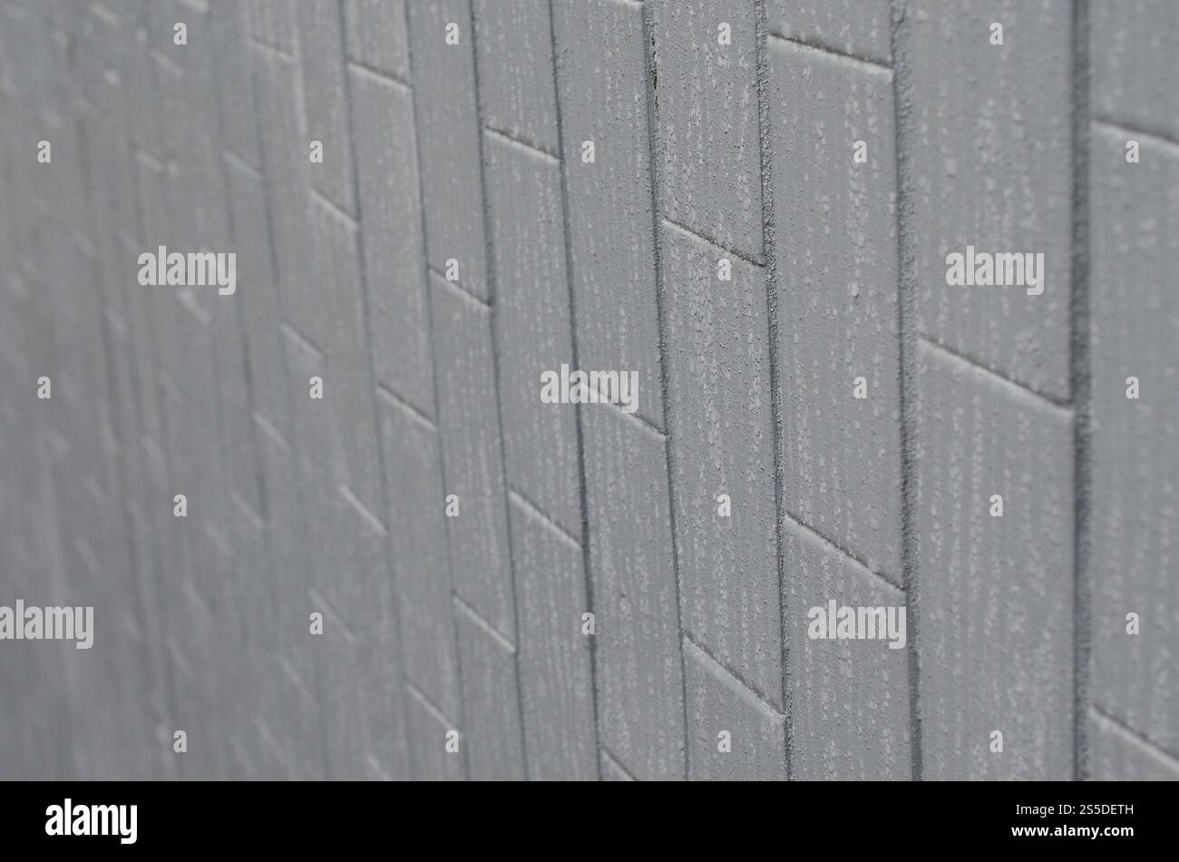 La struttura del muro dalla vecchia piastrella, dipinta di grigio sotto l'influenza della condensazione. Molte piccole gocce e macchie d'acqua sulla parete Foto Stock