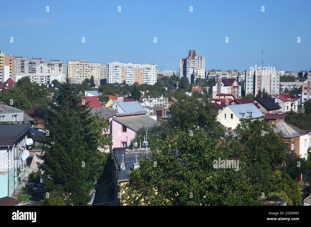 Tetti di case moderne sotto un cielo privo di nuvole. Coperture in metallo metodo Foto Stock