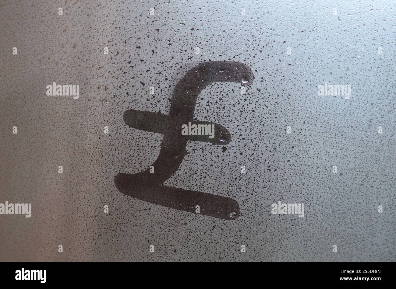 Il simbolo delle libbre inglesi è scritto con un dito sulla superficie del vetro appannato Foto Stock