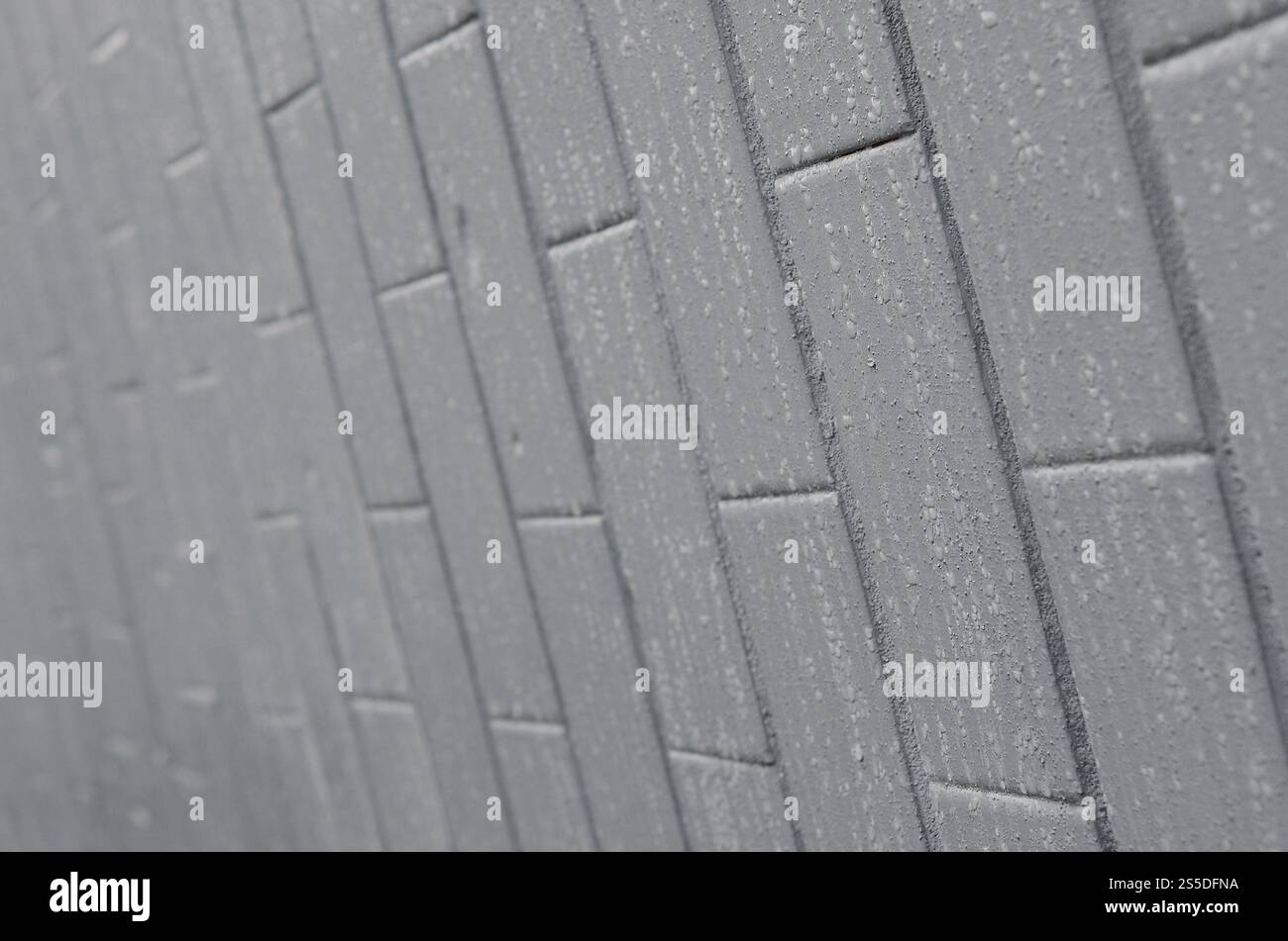 La struttura del muro dalla vecchia piastrella, dipinta di grigio sotto l'influenza della condensazione. Molte piccole gocce e macchie d'acqua sulla parete Foto Stock