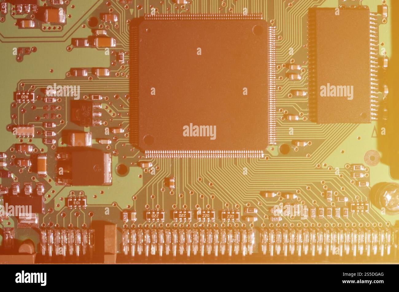 Un tonico immagine macro di un computer a bordo con molti piccoli elementi tecnologici. Estremamente leggera profondità di campo a. Abstract background tecnologico Foto Stock