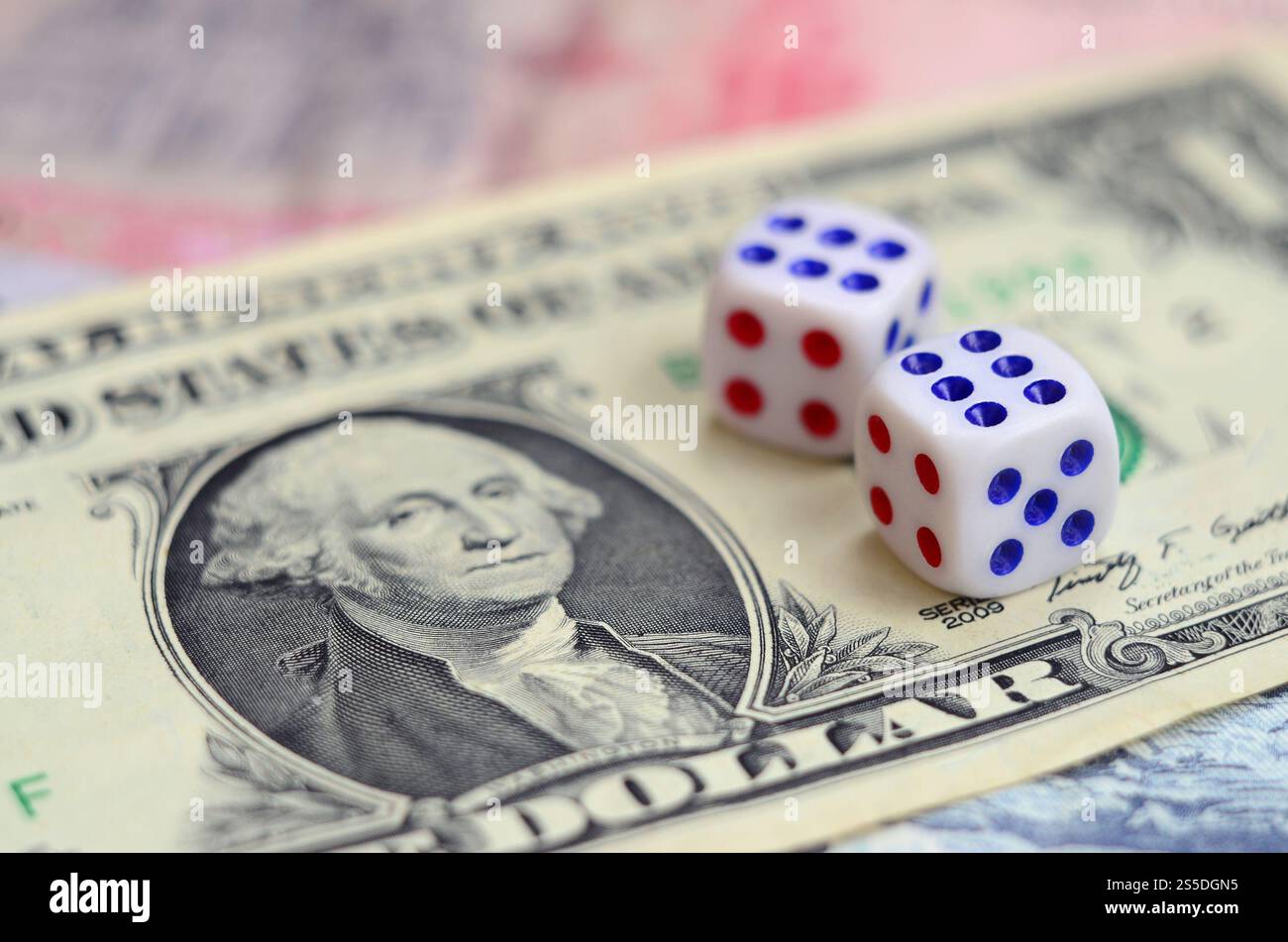Dadi bianchi sono su un dollaro di dollari USA. Il concetto del gioco d azzardo con tariffe in unità monetarie Foto Stock