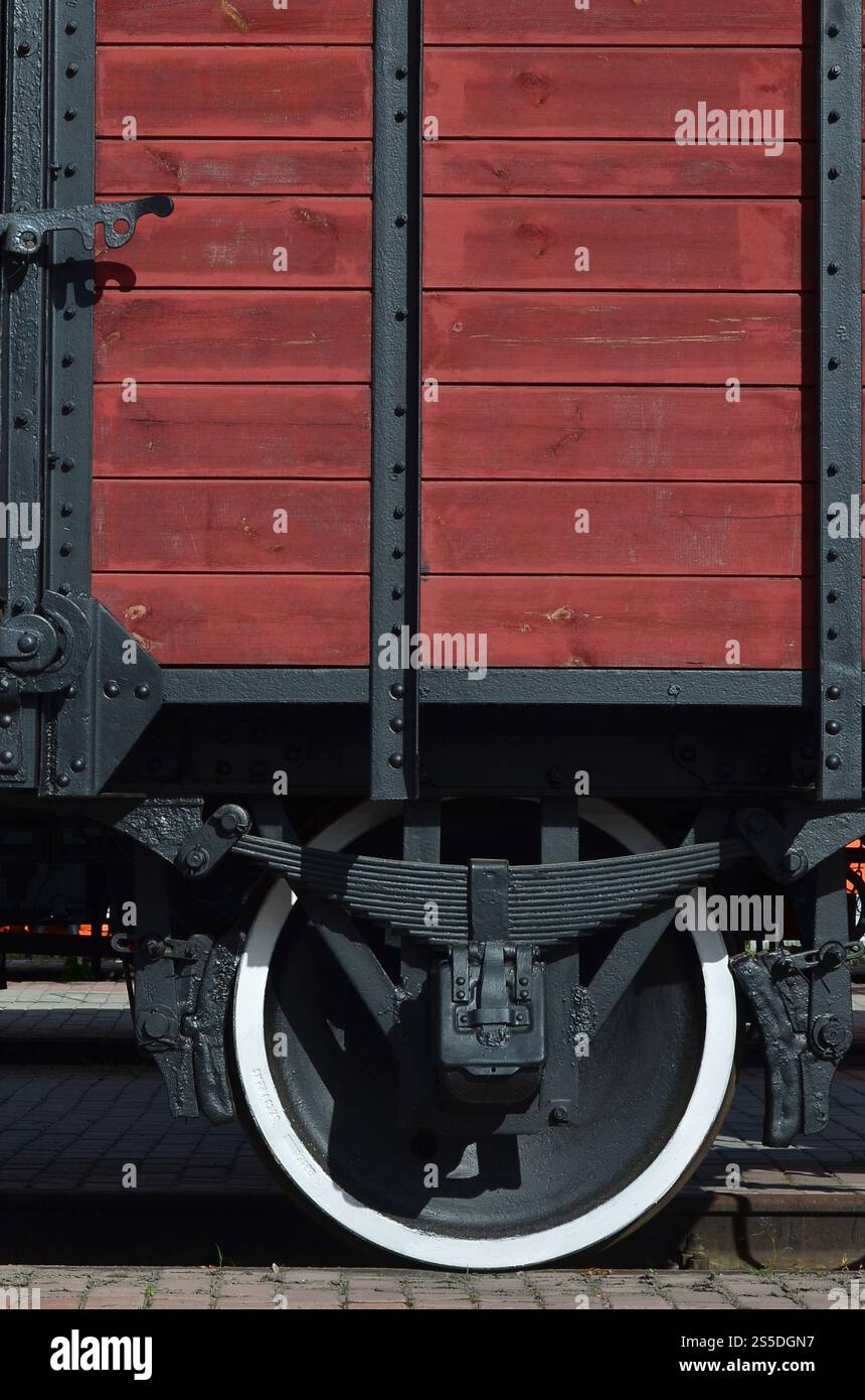 Il lato del vecchio legno bruno nolo auto con la ruota dei tempi dell'Unione Sovietica Foto Stock