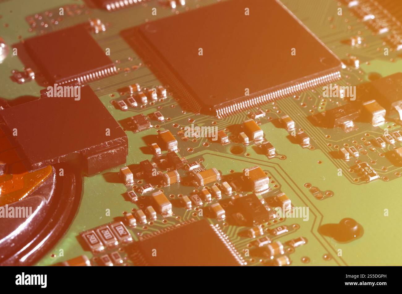 Un tonico immagine macro di un computer a bordo con molti piccoli elementi tecnologici. Estremamente leggera profondità di campo a. Abstract background tecnologico Foto Stock