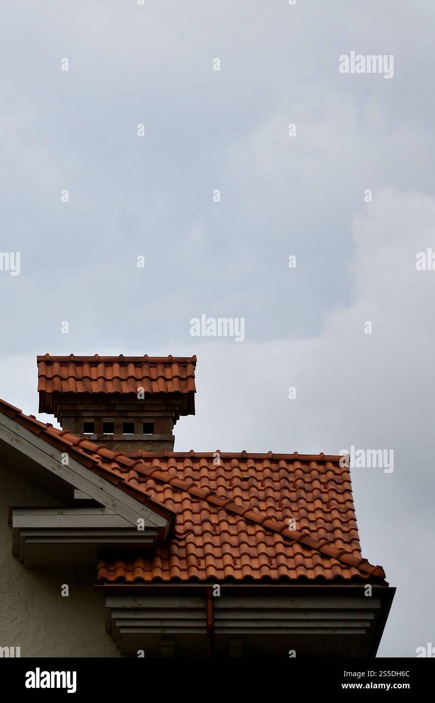 La casa è dotata di tetti di alta qualità in piastrelle di ceramica. Un buon esempio di copertura perfetta. L'edificio è protetto in modo affidabile dagli effetti negativi Foto Stock