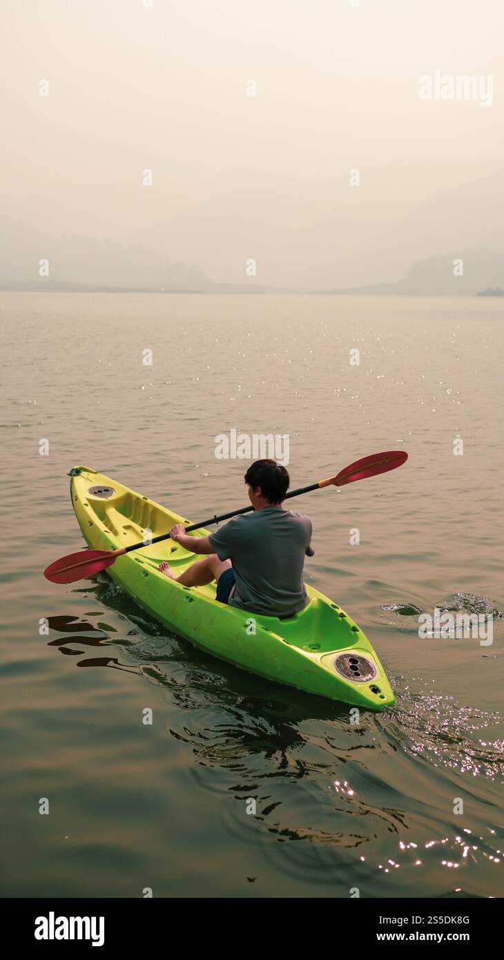 Kayak sport acquatici sul lago. Kayak che si godono le bellissime passeggiate all'alba in kayak o canoa nella baia tropicale. rilassati in barca Foto Stock