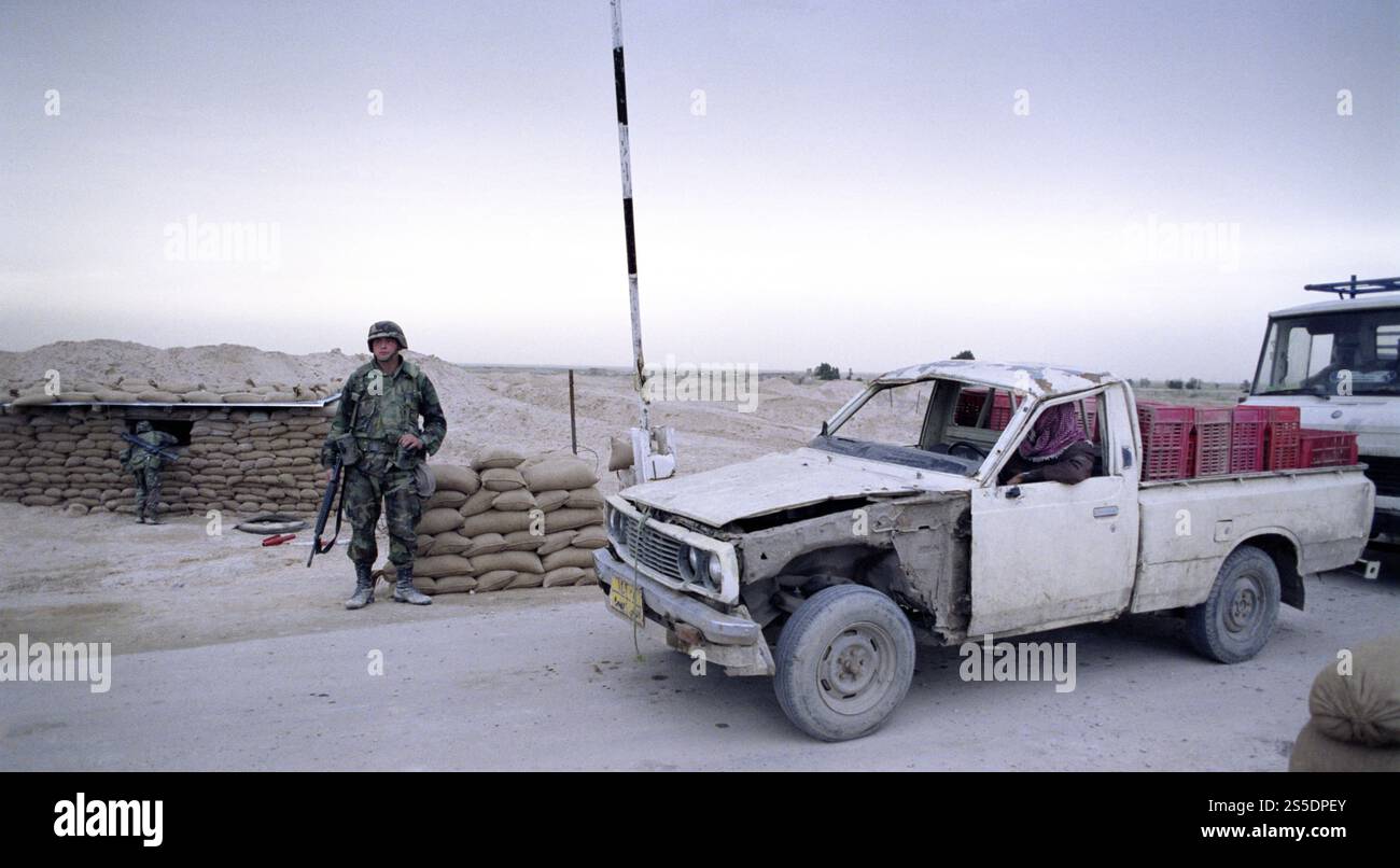 Prima guerra del Golfo: 21 marzo 1991 un pick-up iracheno in attesa di passare attraverso Checkpoint Charlie, il limite dell'occupazione dell'esercito americano lungo l'autostrada 8, 8 km a sud di Nasiriyah nell'Iraq meridionale. Foto Stock