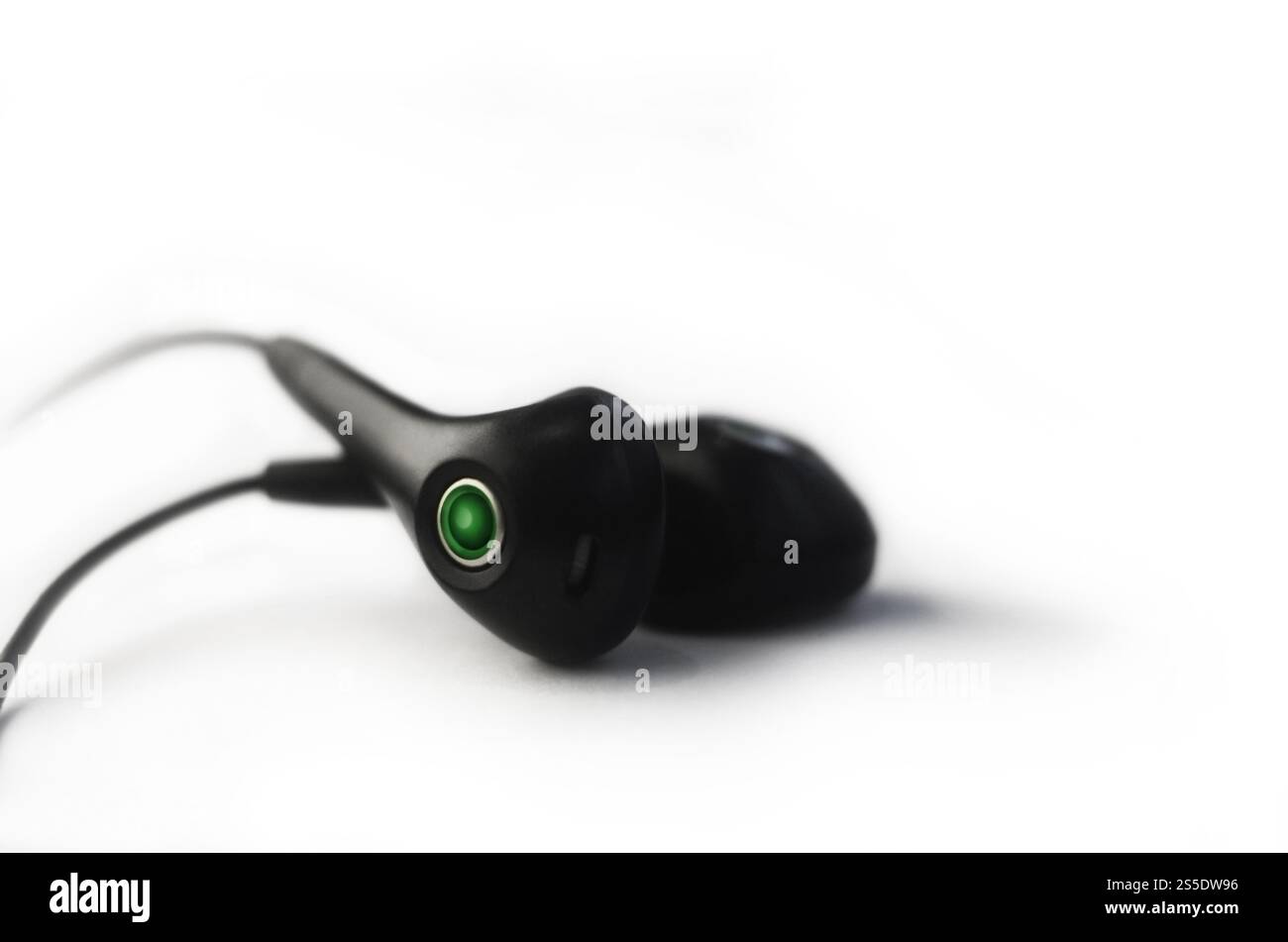 Cuffie di piccole dimensioni isolate su sfondo bianco. Concetto di ascolto musicale. Auricolari isolati su bianco Foto Stock