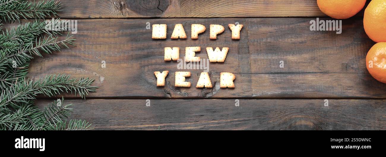 Biglietto natalizio con mandarini, testo cracker e rami di abete con spazio di copia. Vista dall'alto, disposizione piatta. Tangerini, testo cracker e rami di abete Foto Stock