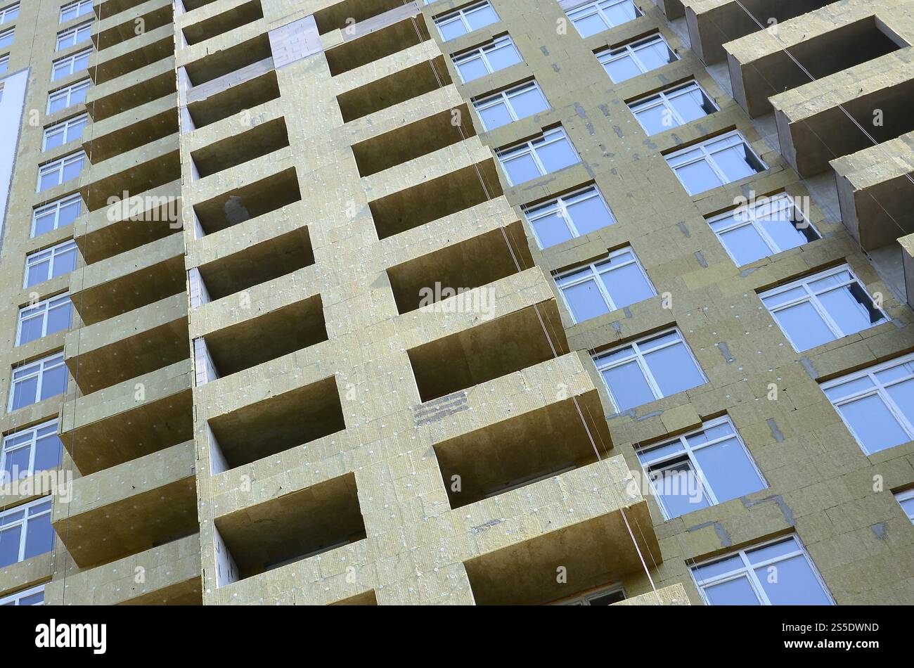 Nuovo appartamento residenziale multi-store in costruzione sulla facciata di un alto edificio. Edificio residenziale multinegozio con facciata Foto Stock