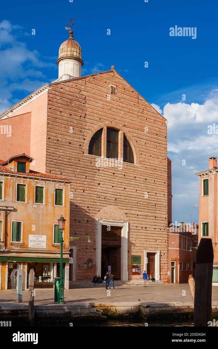 La vita cittadina di Venezia. Piazza campo San Pantalon, con Chiesa di San Pantalone senza facciata, nel vecchio quartiere di Dorsoduro Foto Stock