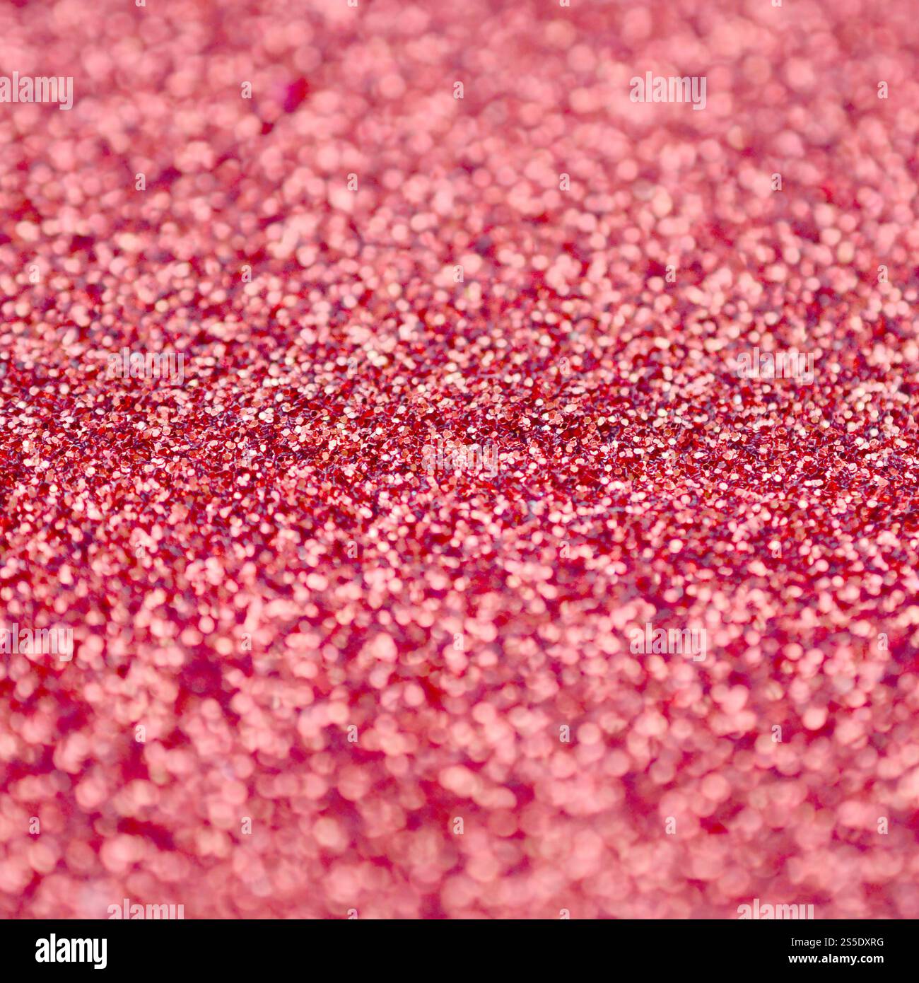 Paillettes decorative rosso corallo. Immagine di sfondo con luci bokeh brillanti provenienti da piccoli elementi che riflettono la luce. Paillettes decorative rosso corallo. Foto Stock