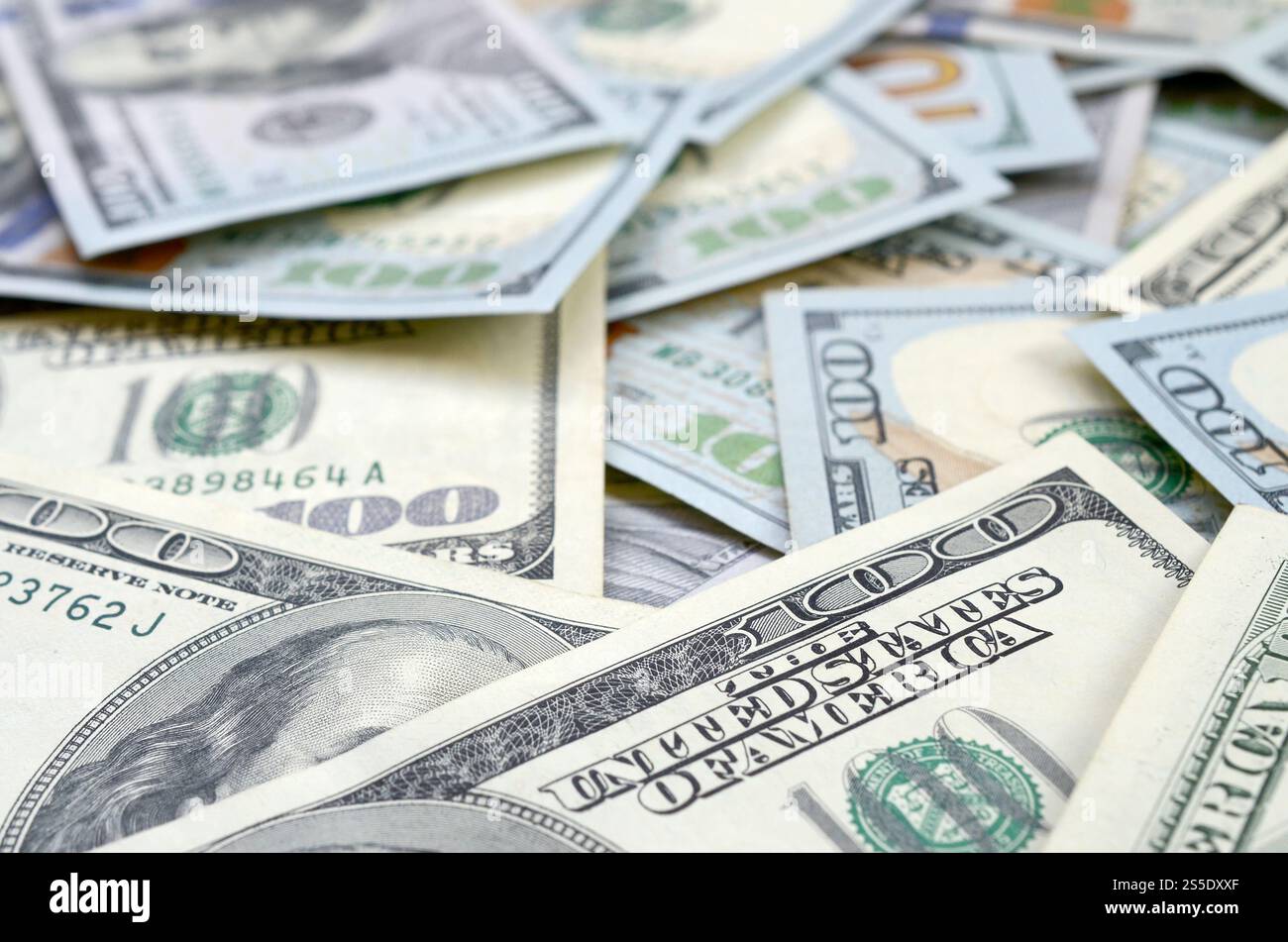 Vista dall'alto dello sfondo di banconote da cento dollari. Concetto di valuta statunitense e vita ricca. Consistenza di banconote in dollari americani. Vista dall'alto di uno Foto Stock