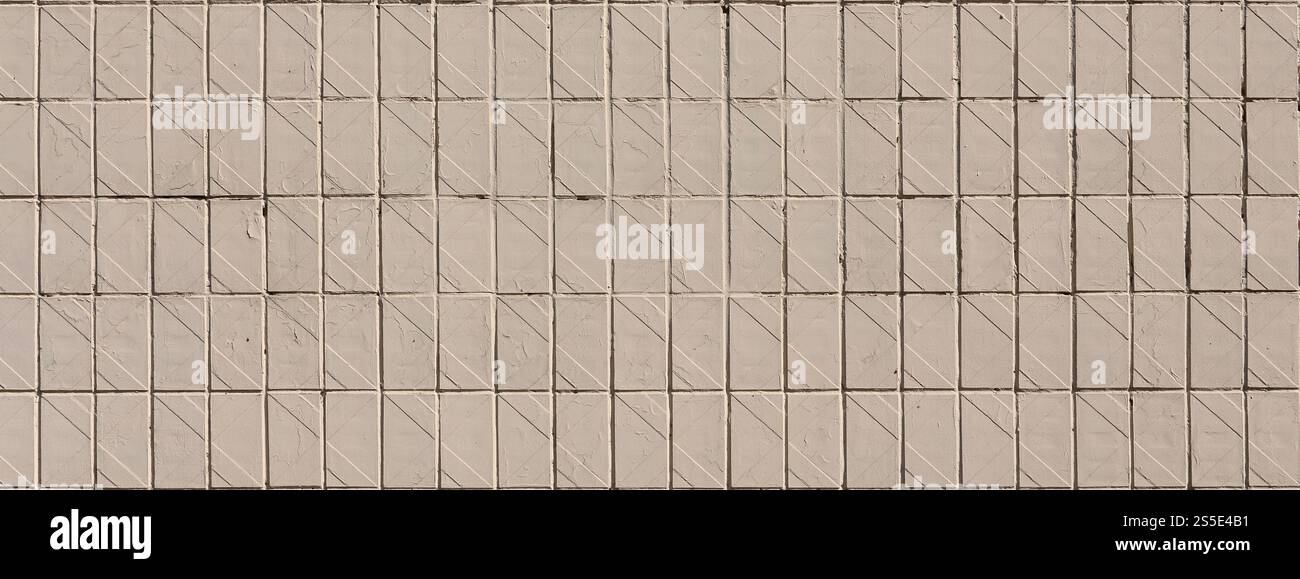 Vecchie piastrelle murali beige sovietiche. La texture della classica piastrella esterna, che fu rivisitata dagli edifici durante i tempi dell'Unione Sovietica Foto Stock