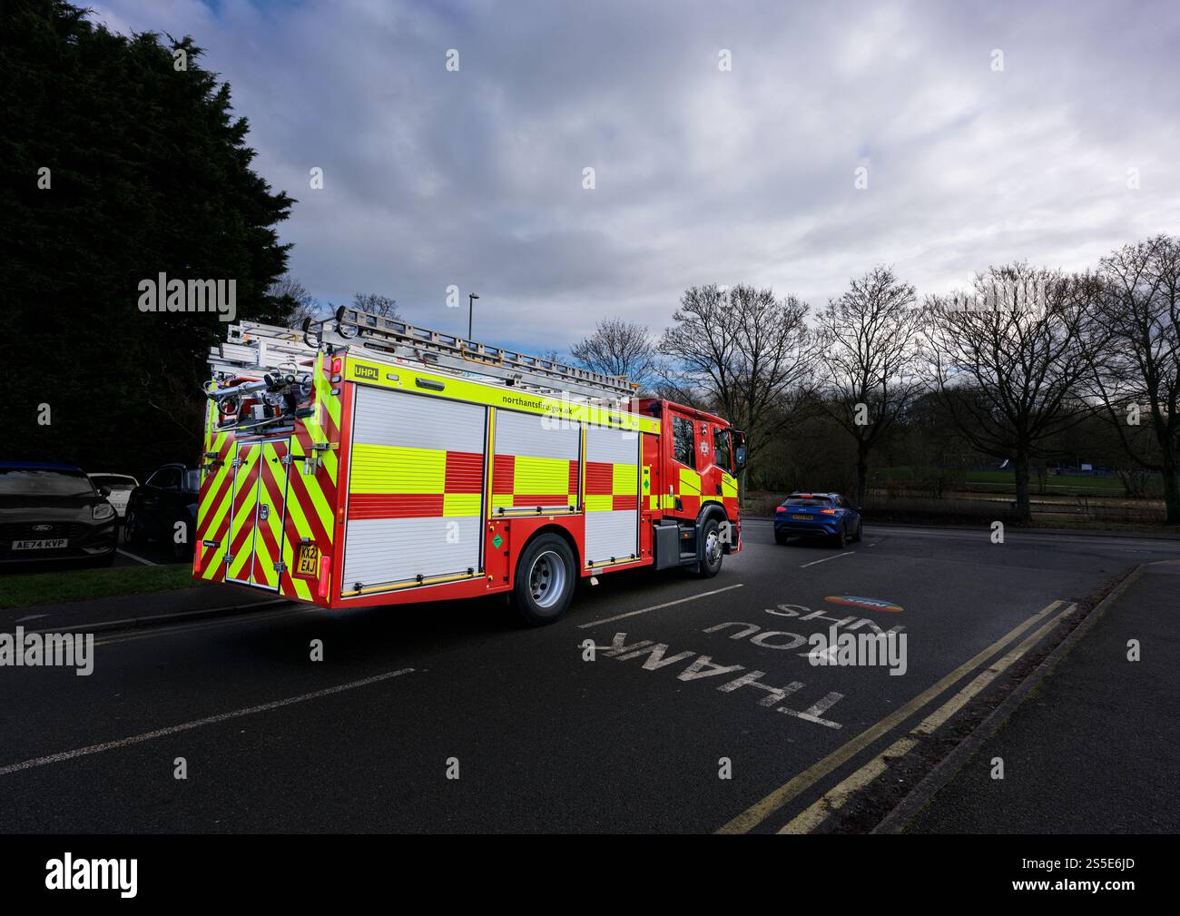 Un motore antincendio del servizio di emergenza antincendio Northants presso il lago nautico, Corby, Inghilterra. Foto Stock