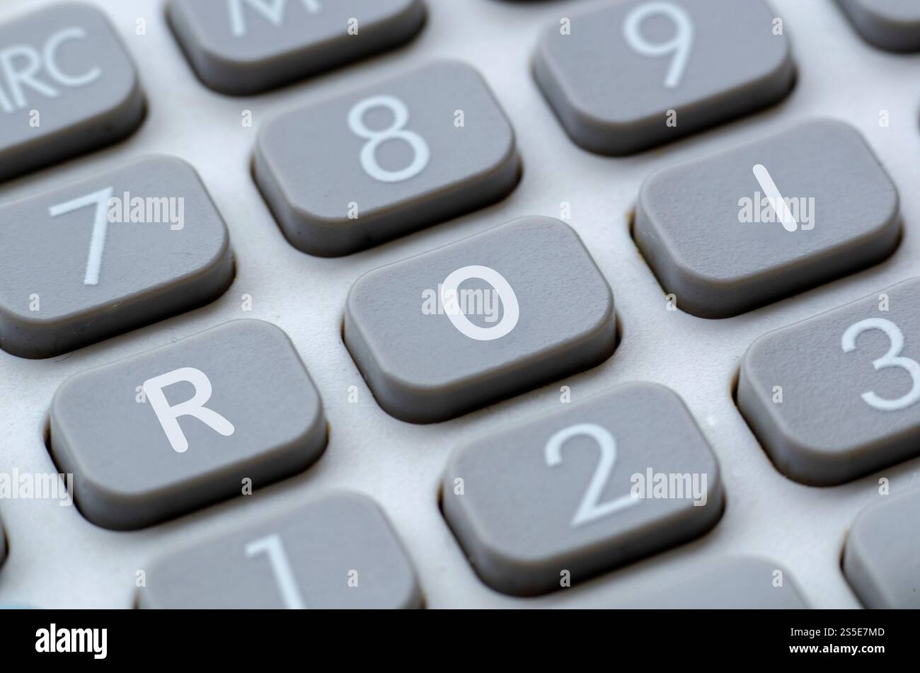 ROI che rappresenta la lettera sul ritorno sull'investimento sul pulsante del calcolatore. Foto Stock