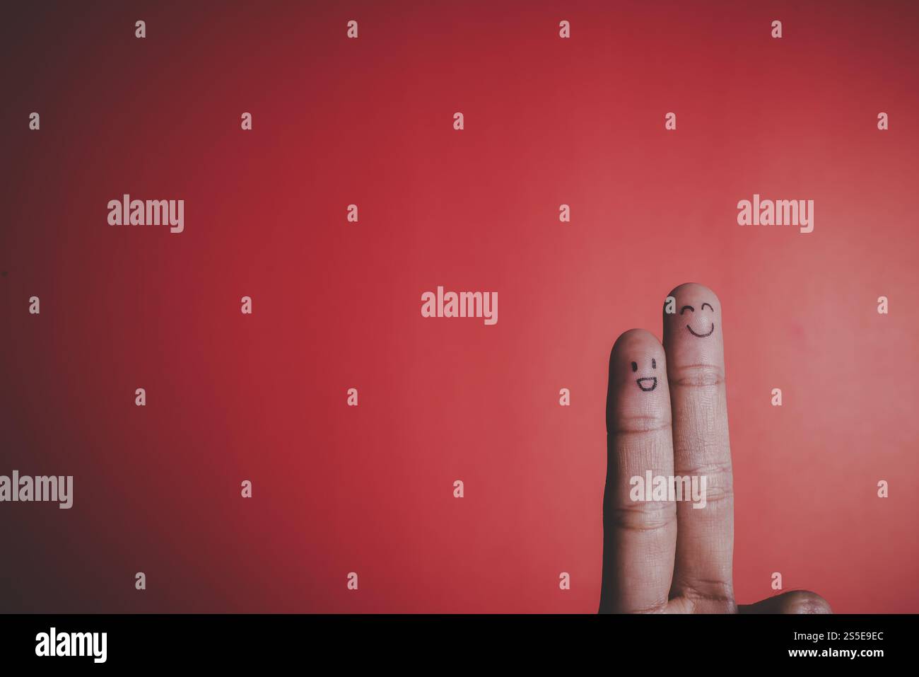 Dito con emozione su sfondo rosso Foto Stock