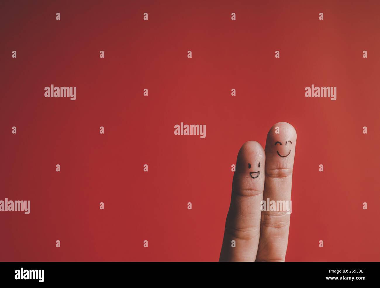 Dito con emozione su sfondo rosso Foto Stock