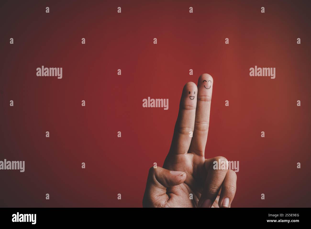 Dito con emozione su sfondo rosso Foto Stock